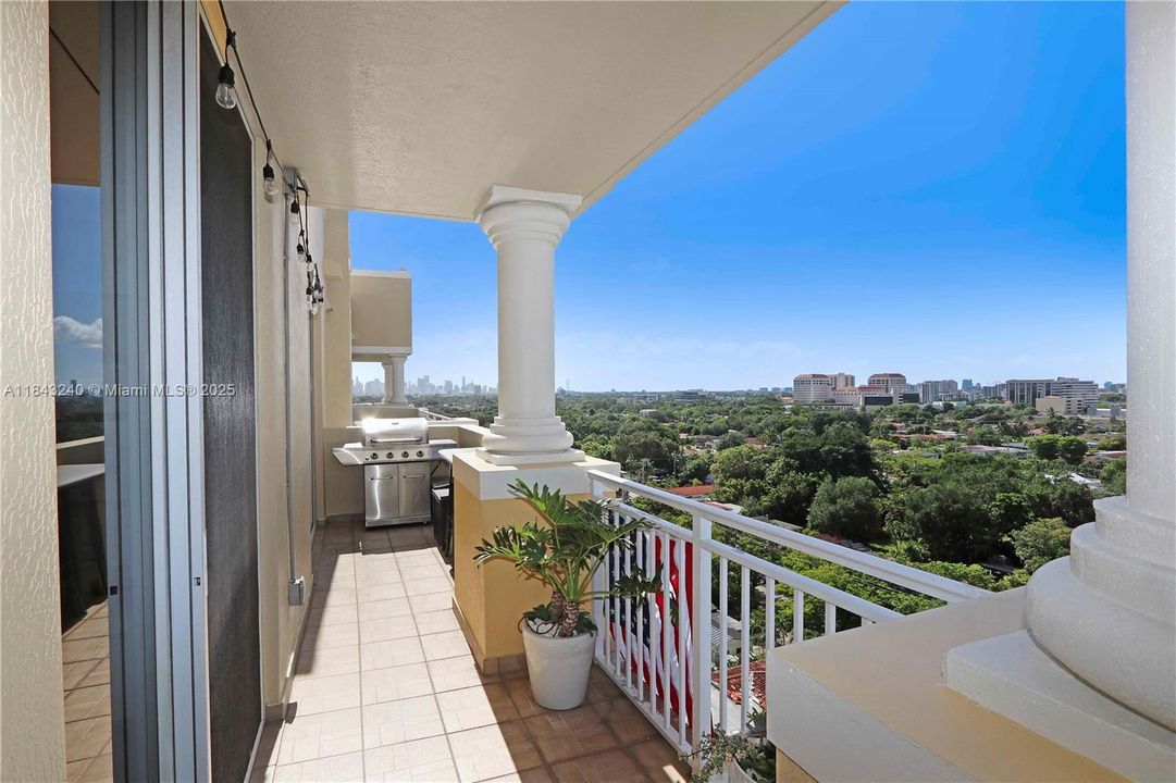 For Sale: $454,000 (2 beds, 2 baths, 920 Square Feet)