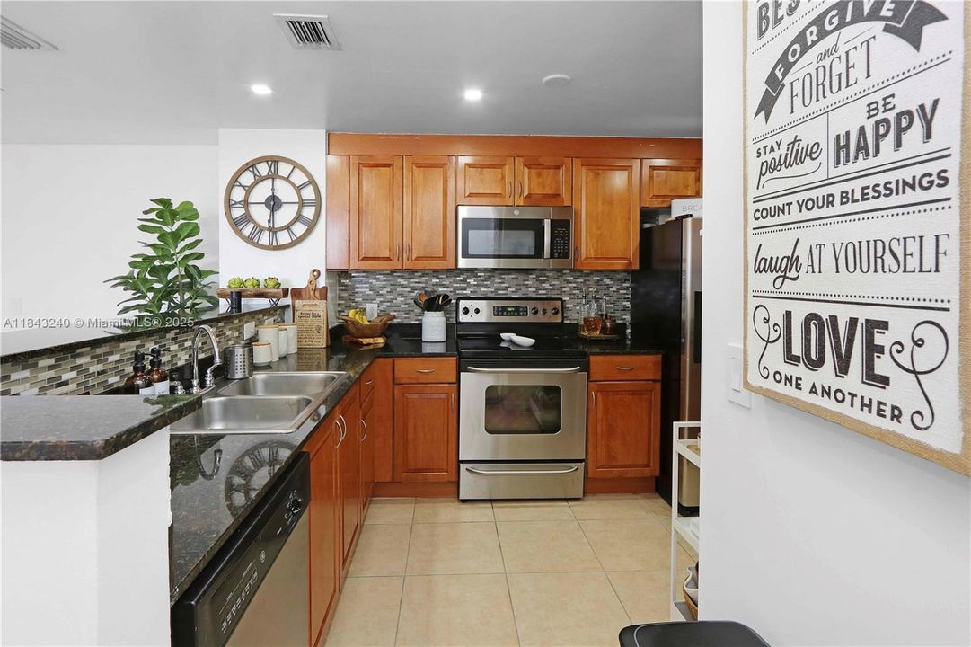 For Sale: $454,000 (2 beds, 2 baths, 920 Square Feet)