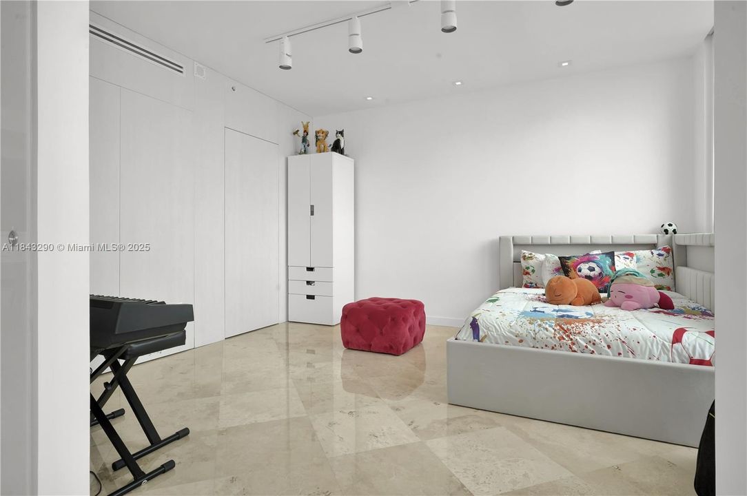 For Sale: $1,950,000 (2 beds, 3 baths, 1730 Square Feet)