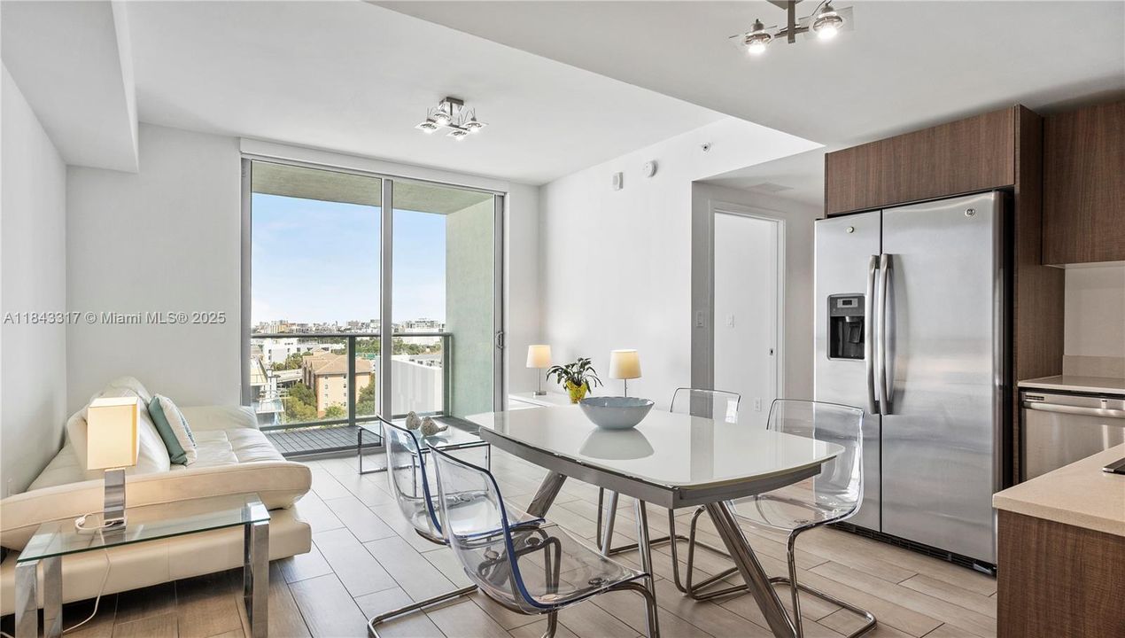 For Sale: $519,000 (2 beds, 2 baths, 912 Square Feet)