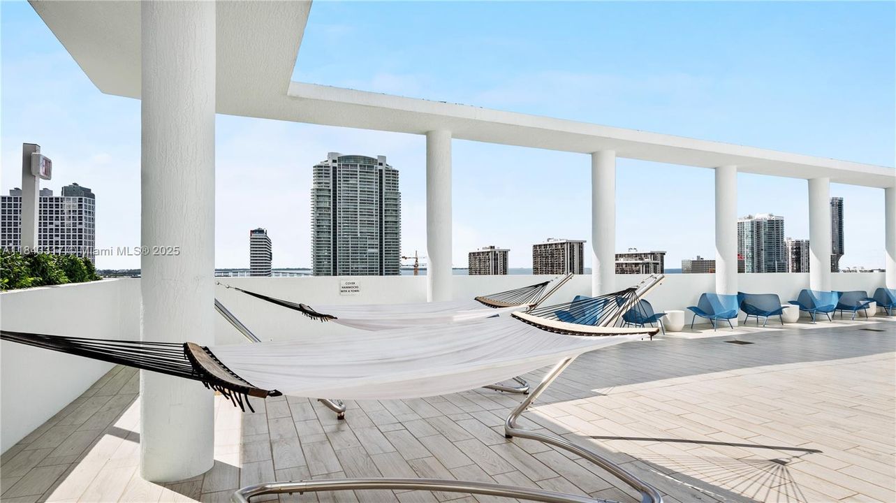 For Sale: $519,000 (2 beds, 2 baths, 912 Square Feet)