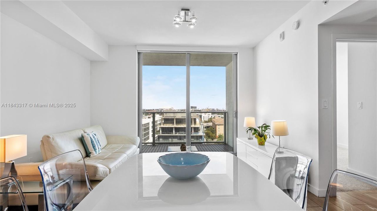 For Sale: $519,000 (2 beds, 2 baths, 912 Square Feet)