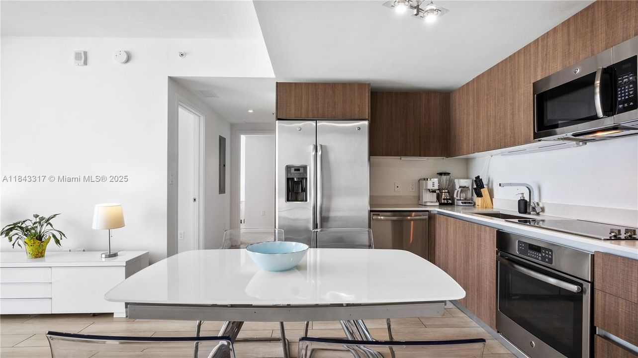 For Sale: $519,000 (2 beds, 2 baths, 912 Square Feet)