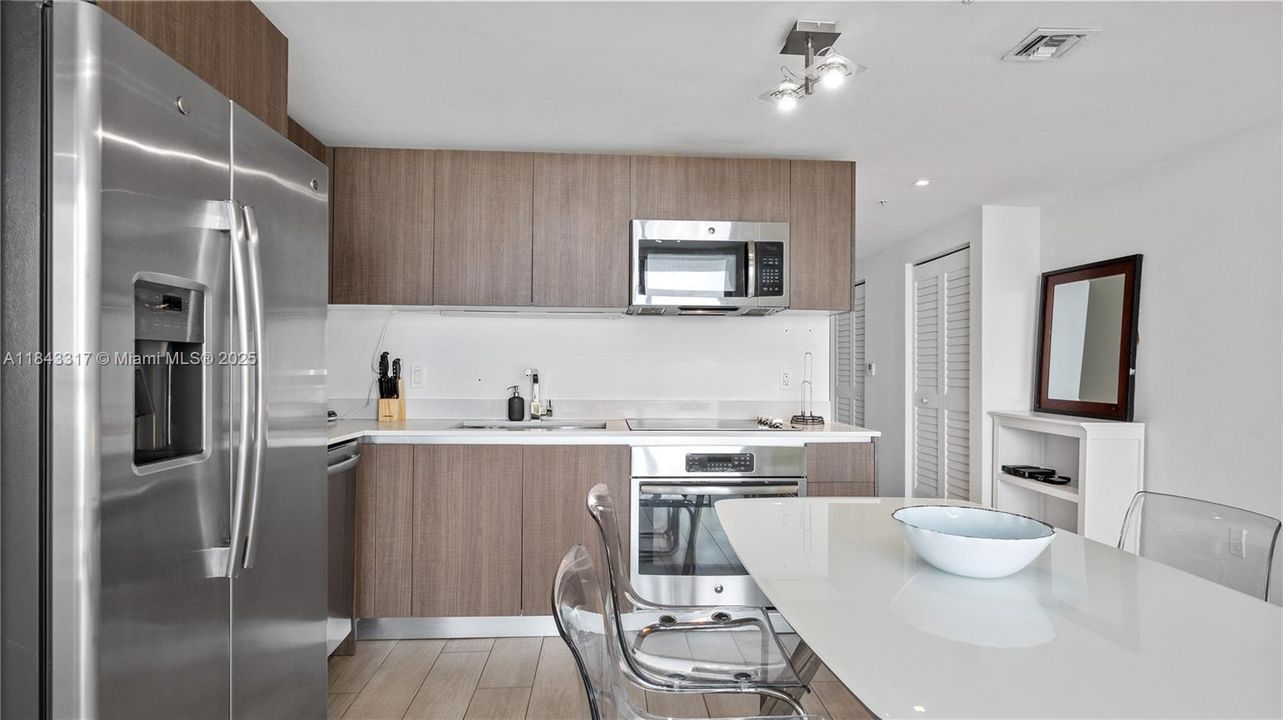 For Sale: $519,000 (2 beds, 2 baths, 912 Square Feet)