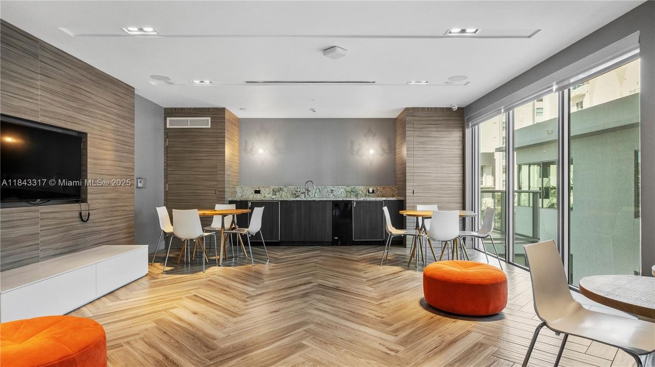 For Sale: $519,000 (2 beds, 2 baths, 912 Square Feet)