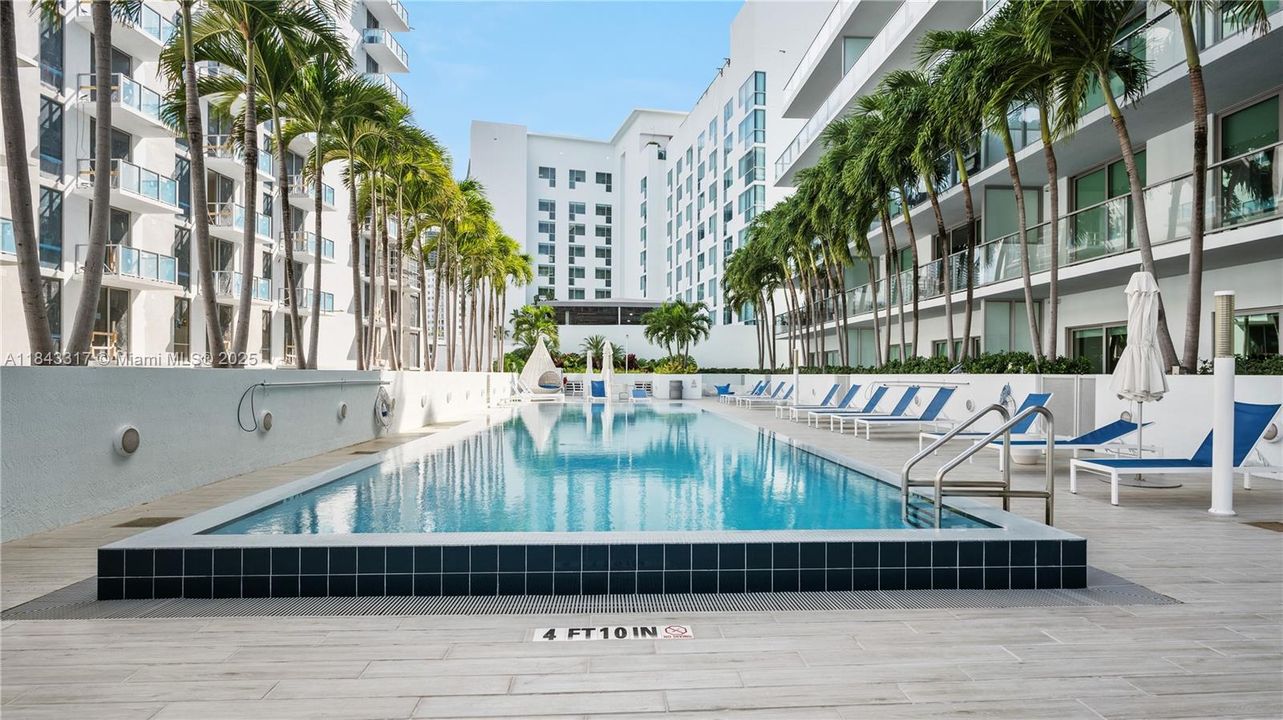 For Sale: $519,000 (2 beds, 2 baths, 912 Square Feet)