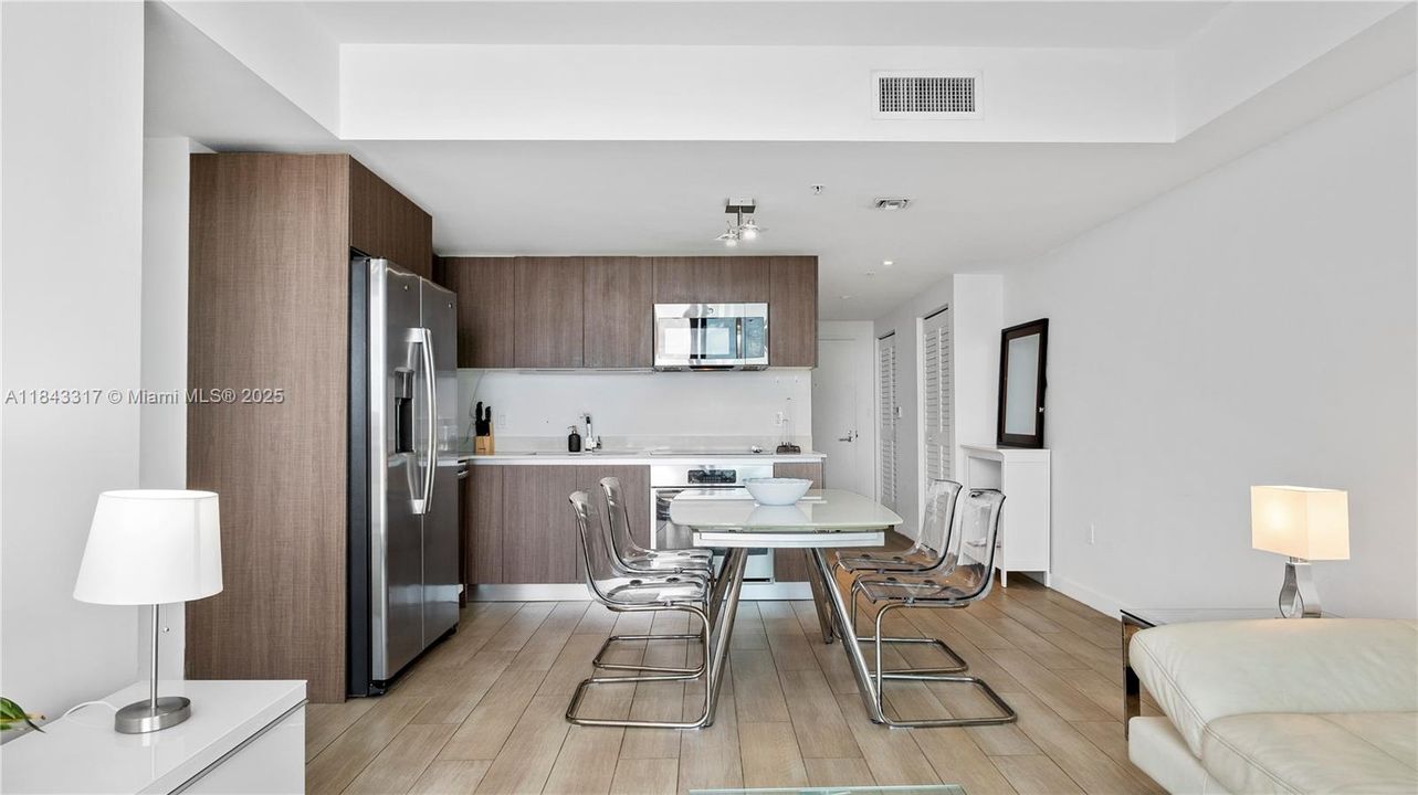 For Sale: $519,000 (2 beds, 2 baths, 912 Square Feet)