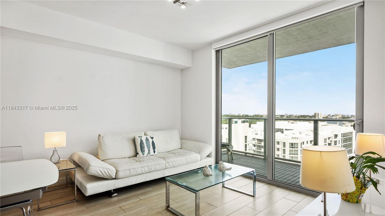 For Sale: $519,000 (2 beds, 2 baths, 912 Square Feet)