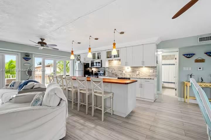 待售: $2,500,000 (4 贝兹, 3 浴室, 1500 平方英尺)