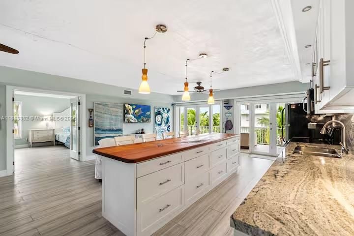 待售: $2,500,000 (4 贝兹, 3 浴室, 1500 平方英尺)