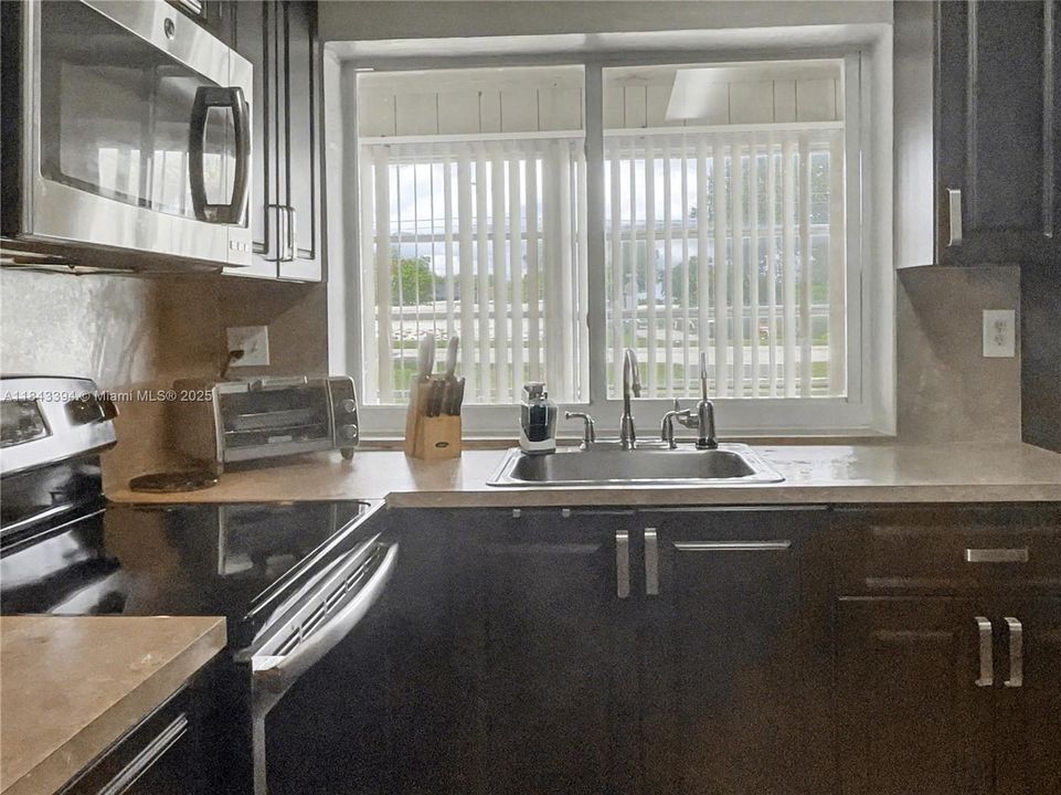 Под контрактом: $105,500 (2 спален, 2 ванн, 950 Квадратных фут)