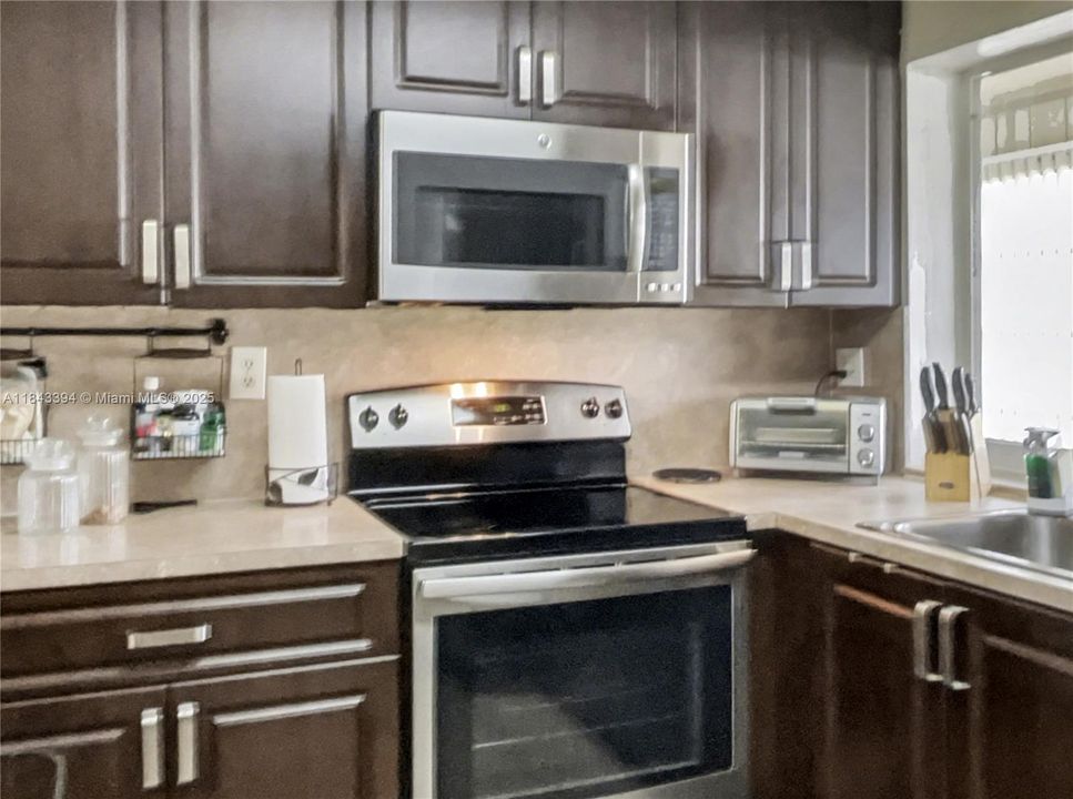 Под контрактом: $105,500 (2 спален, 2 ванн, 950 Квадратных фут)