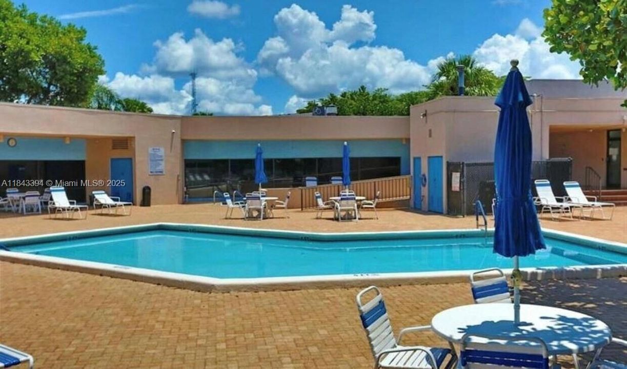 Под контрактом: $105,500 (2 спален, 2 ванн, 950 Квадратных фут)