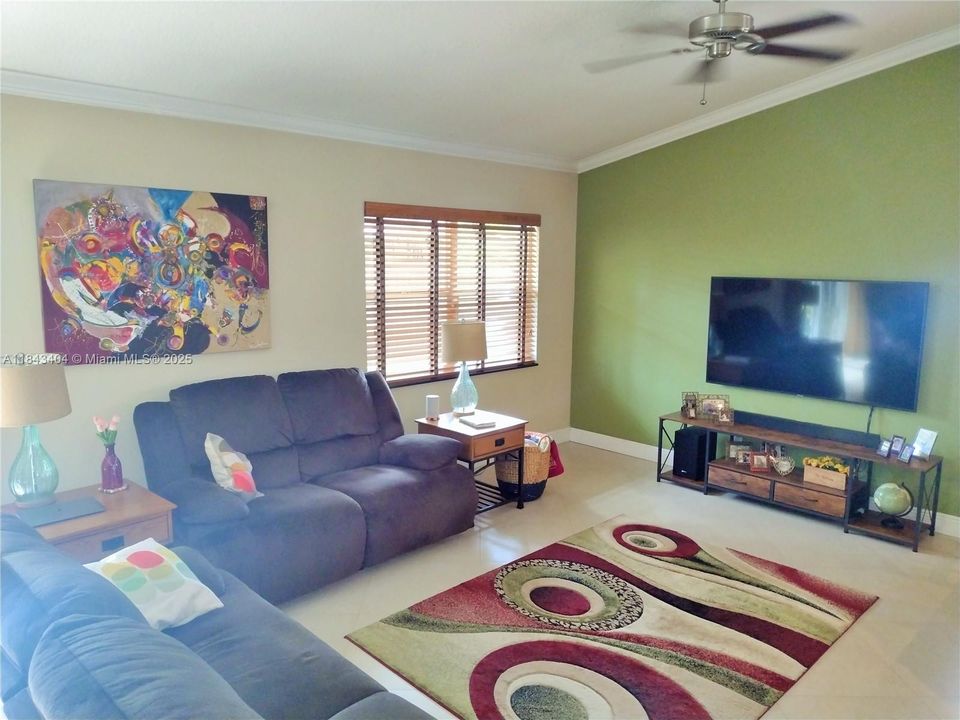 Activo con contrato: $625,000 (3 camas, 2 baños, 1804 Pies cuadrados)