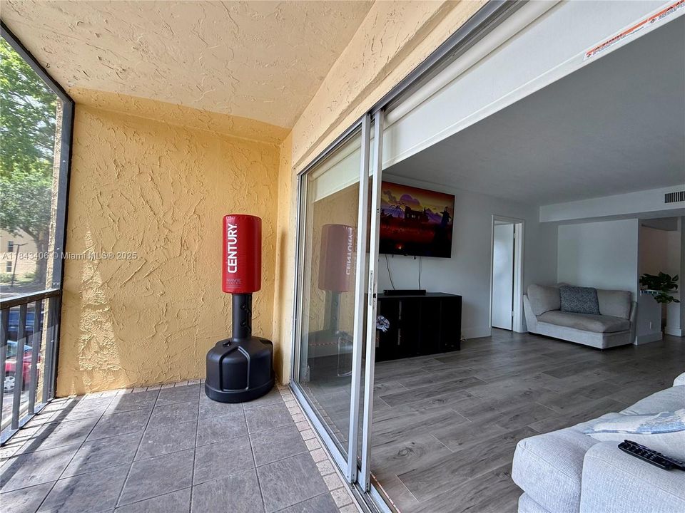 На продажу: $275,000 (2 спален, 2 ванн, 936 Квадратных фут)