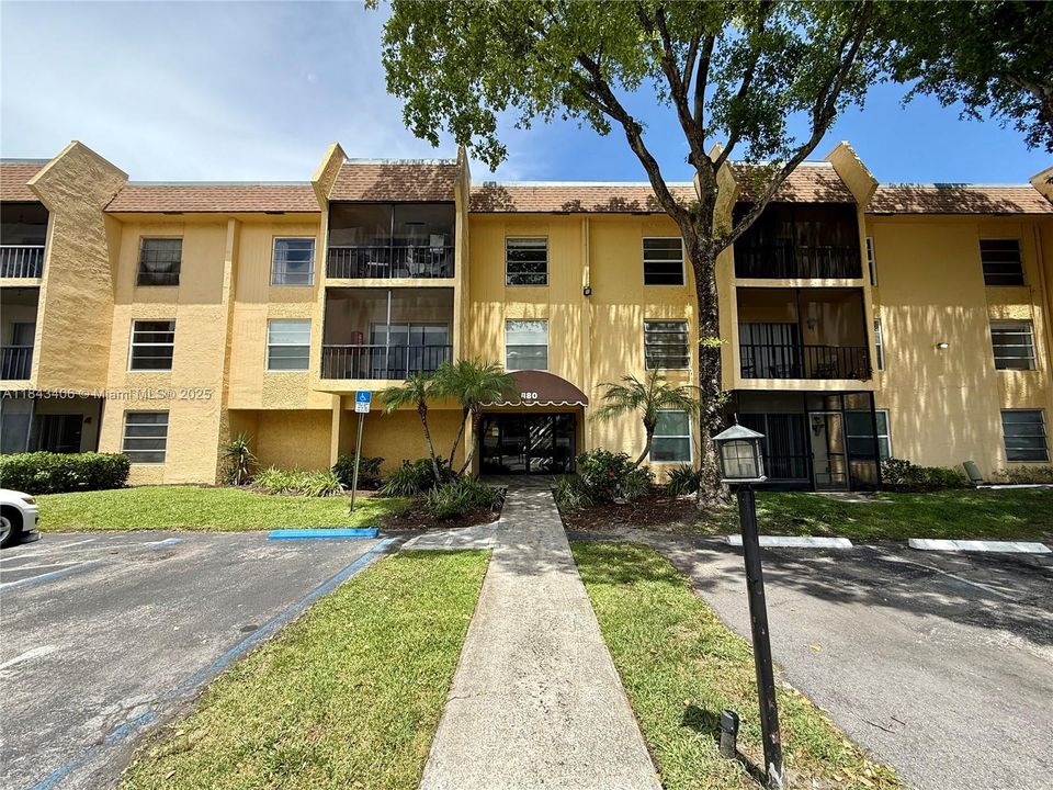 На продажу: $275,000 (2 спален, 2 ванн, 936 Квадратных фут)