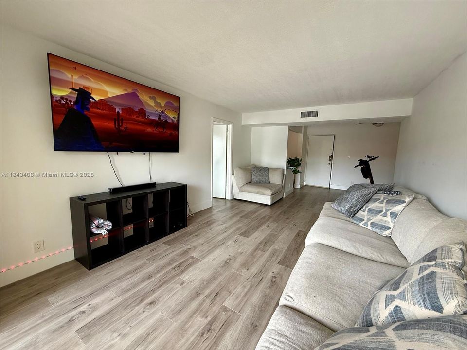 На продажу: $275,000 (2 спален, 2 ванн, 936 Квадратных фут)