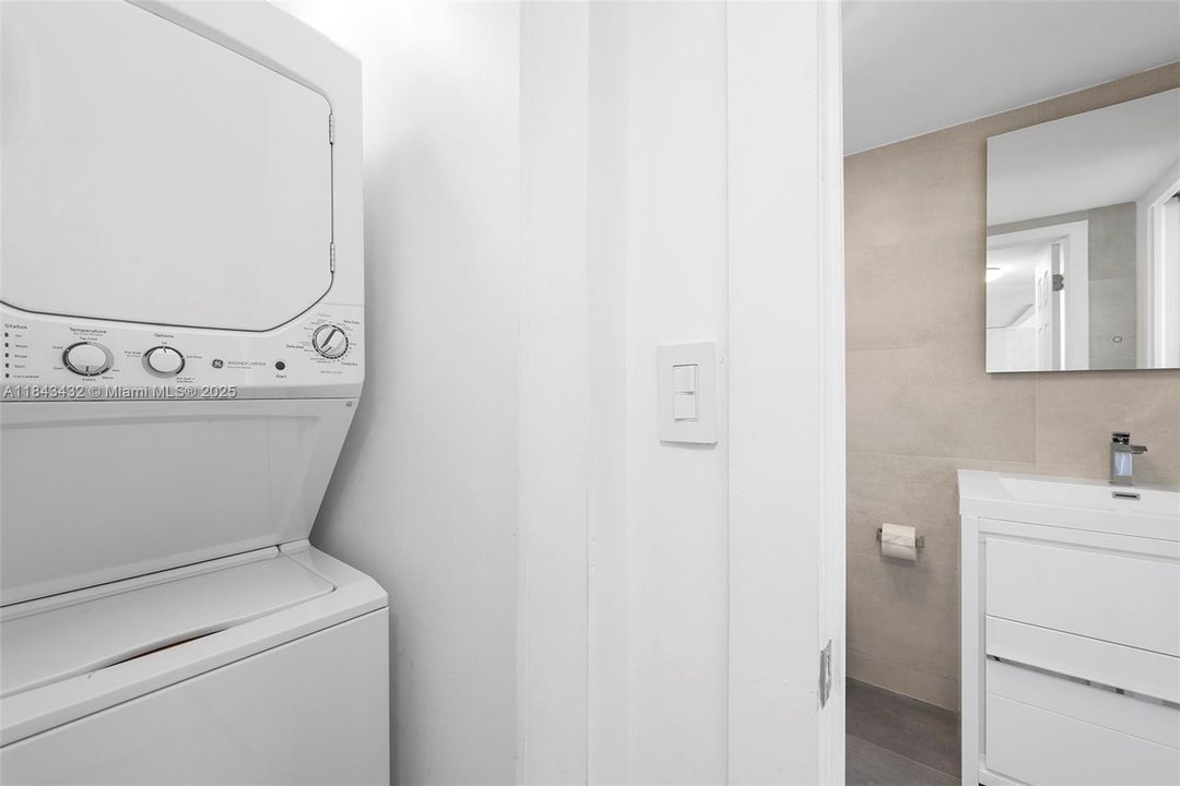 For Sale: $449,900 (1 beds, 1 baths, 662 Square Feet)