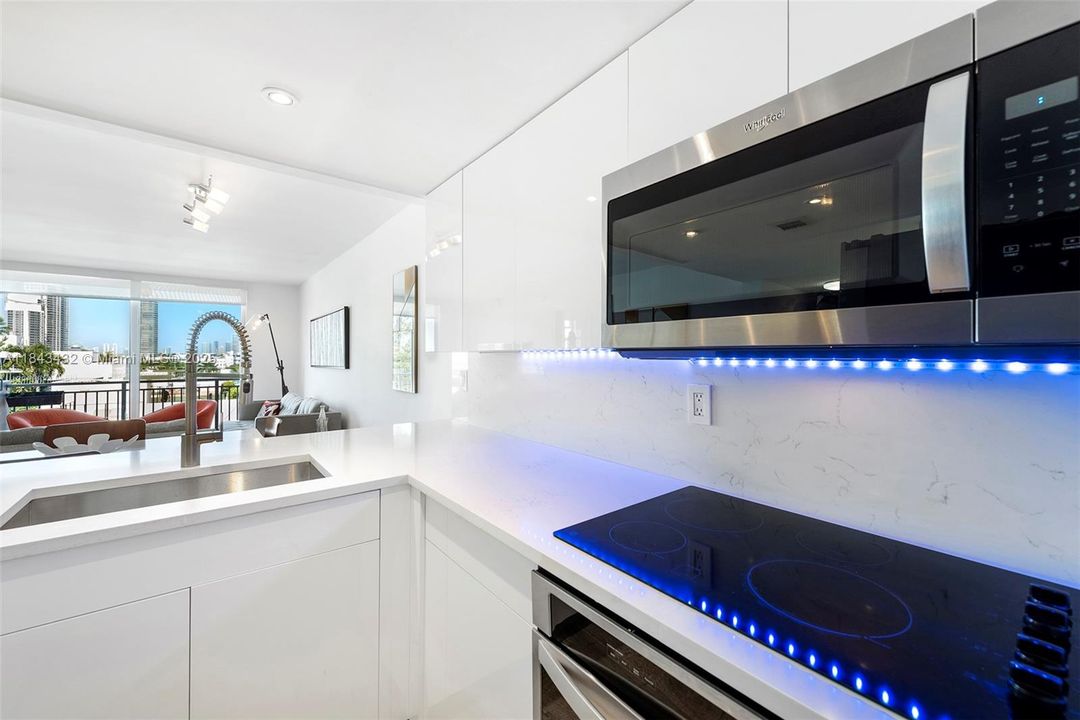 For Sale: $449,900 (1 beds, 1 baths, 662 Square Feet)