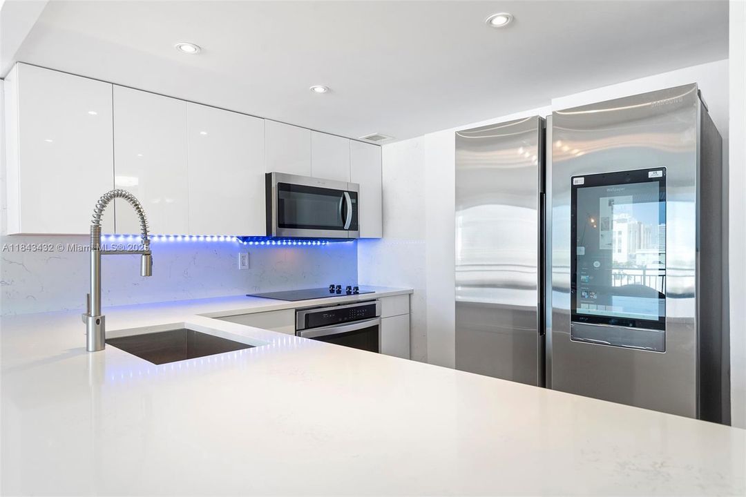 For Sale: $449,900 (1 beds, 1 baths, 662 Square Feet)