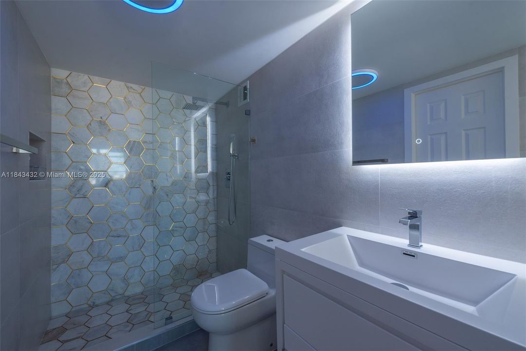 For Sale: $449,900 (1 beds, 1 baths, 662 Square Feet)