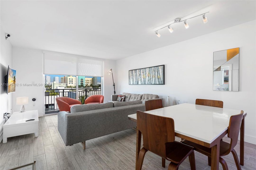 For Sale: $449,900 (1 beds, 1 baths, 662 Square Feet)