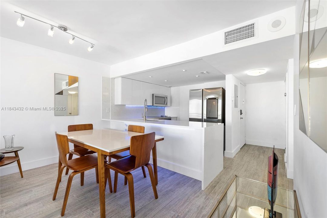 For Sale: $449,900 (1 beds, 1 baths, 662 Square Feet)