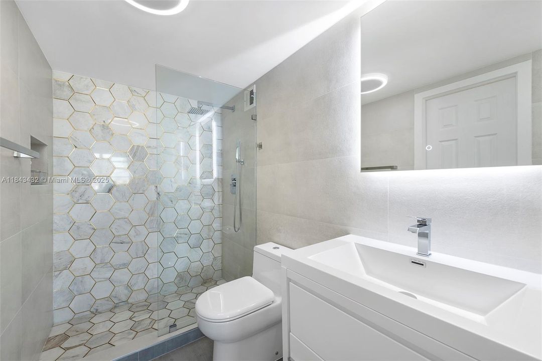 For Sale: $449,900 (1 beds, 1 baths, 662 Square Feet)