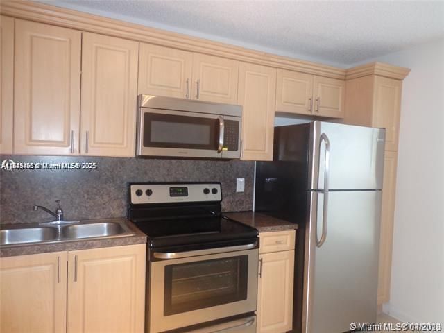 На продажу: $260,000 (2 спален, 2 ванн, 1000 Квадратных фут)