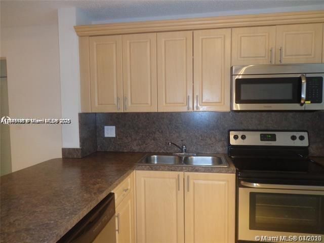 На продажу: $260,000 (2 спален, 2 ванн, 1000 Квадратных фут)