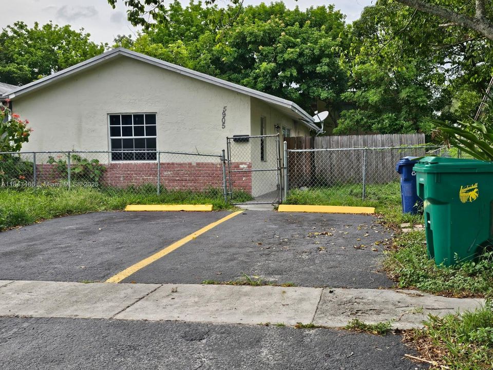 Recently Sold: $310,000 (3 beds, 2 baths, 1071 Square Feet)