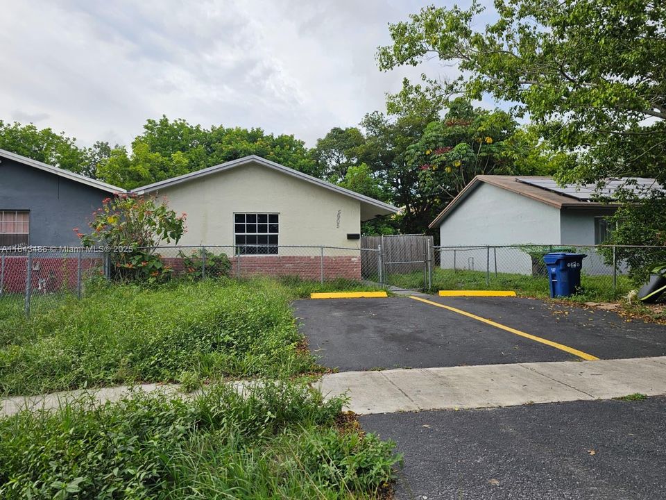 Recently Sold: $310,000 (3 beds, 2 baths, 1071 Square Feet)