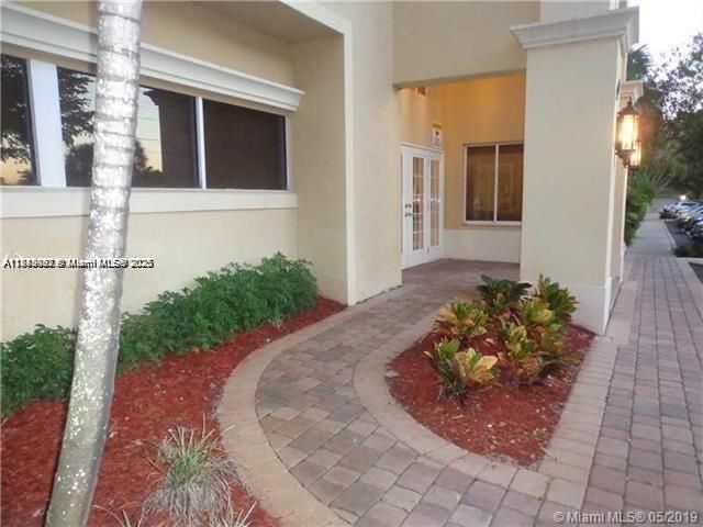For Sale: $157,000 (1 beds, 1 baths, 695 Square Feet)