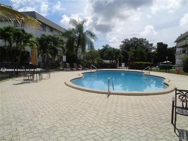 For Sale: $174,000 (2 beds, 2 baths, 920 Square Feet)