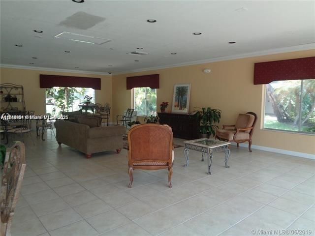 For Sale: $174,000 (2 beds, 2 baths, 920 Square Feet)