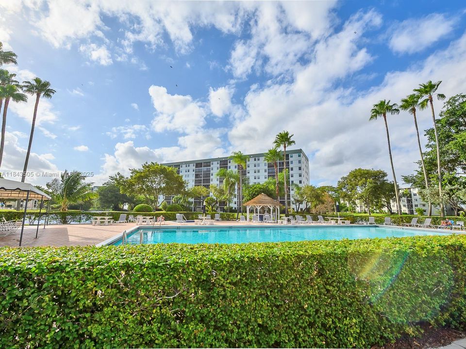 Active With Contract: $265,000 (2 beds, 2 baths, 1222 Square Feet)