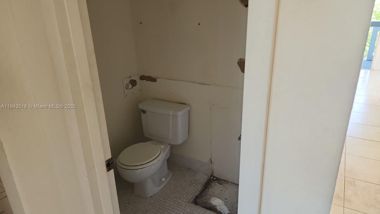 1/2 BATHROOM