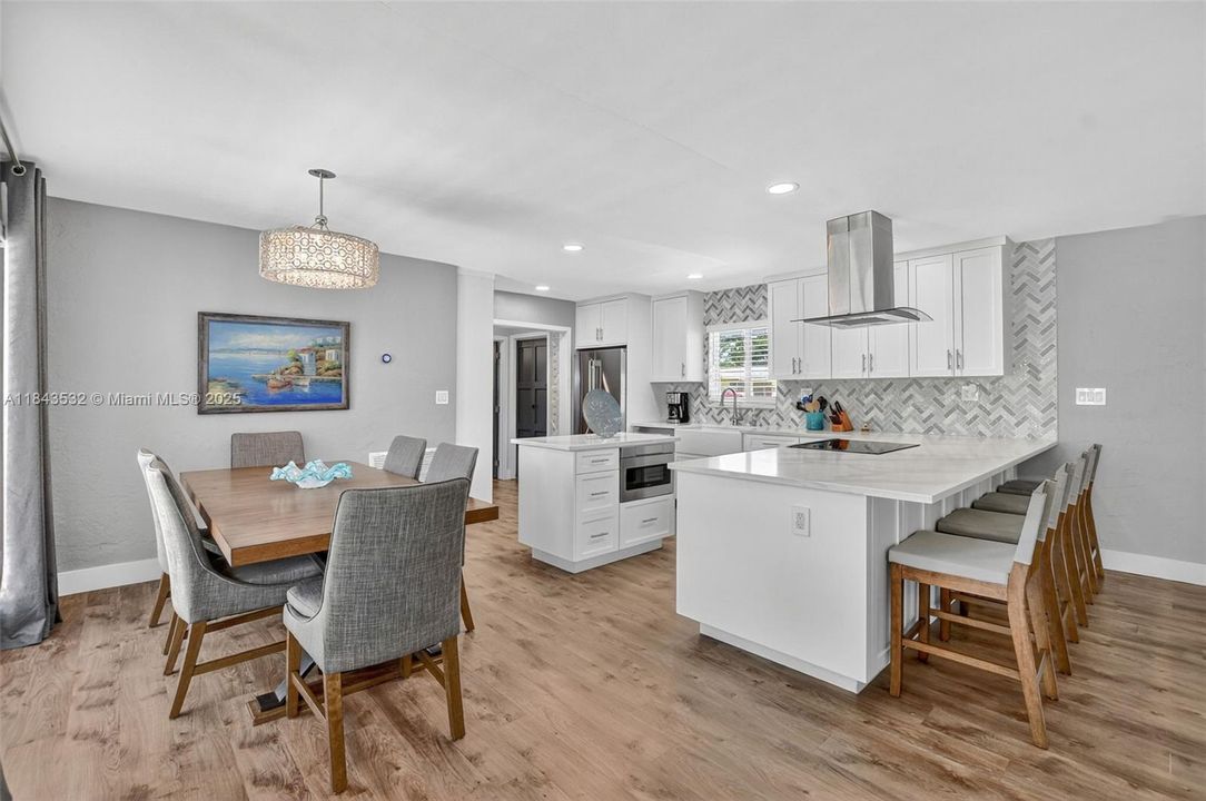 Activo con contrato: $865,000 (3 camas, 3 baños, 1840 Pies cuadrados)