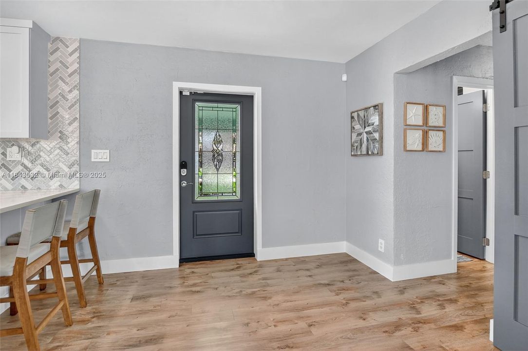 Activo con contrato: $865,000 (3 camas, 3 baños, 1840 Pies cuadrados)