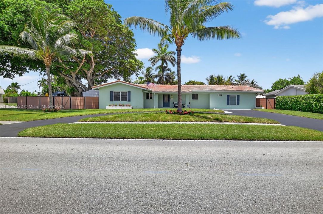 Activo con contrato: $865,000 (3 camas, 3 baños, 1840 Pies cuadrados)