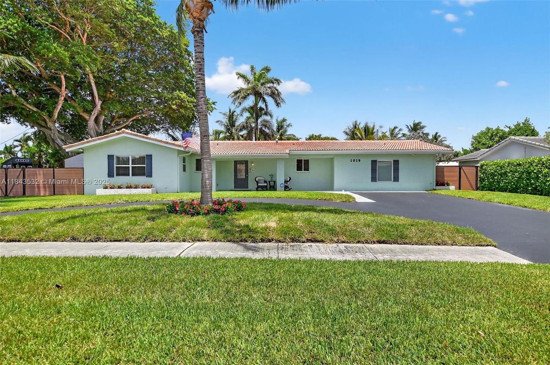 Activo con contrato: $865,000 (3 camas, 3 baños, 1840 Pies cuadrados)