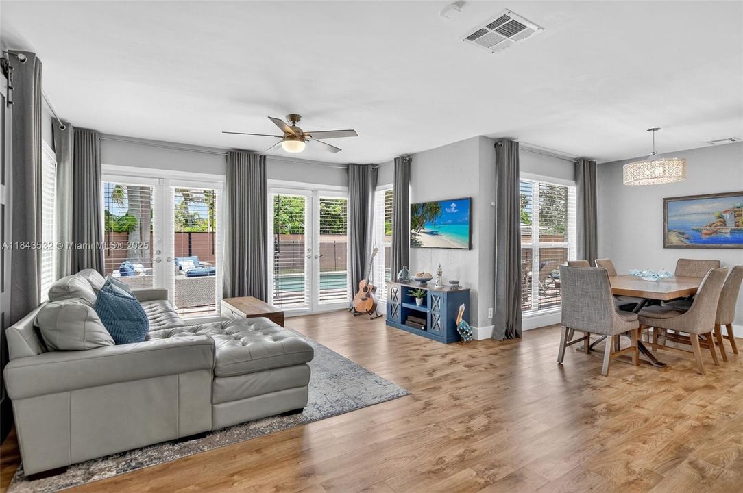 Activo con contrato: $865,000 (3 camas, 3 baños, 1840 Pies cuadrados)