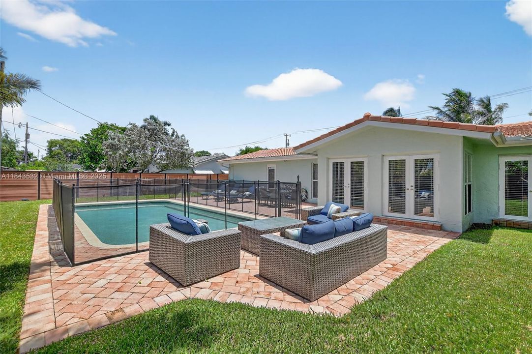 Activo con contrato: $865,000 (3 camas, 3 baños, 1840 Pies cuadrados)