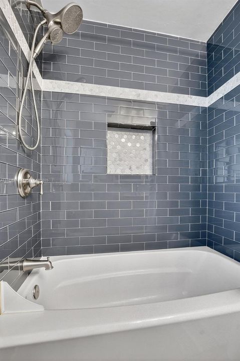 Activo con contrato: $865,000 (3 camas, 3 baños, 1840 Pies cuadrados)