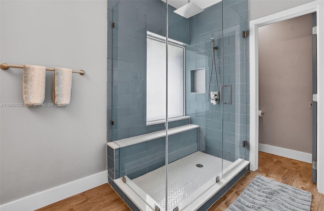 Activo con contrato: $865,000 (3 camas, 3 baños, 1840 Pies cuadrados)