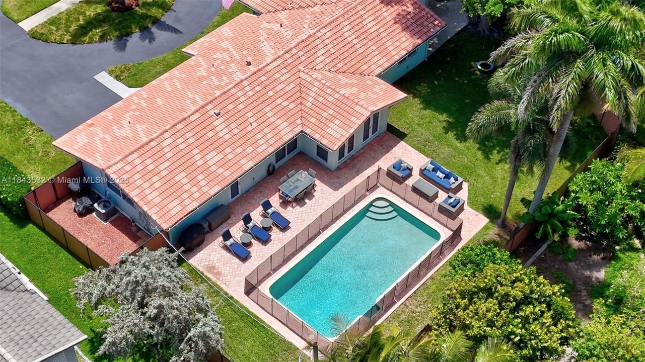 Activo con contrato: $865,000 (3 camas, 3 baños, 1840 Pies cuadrados)