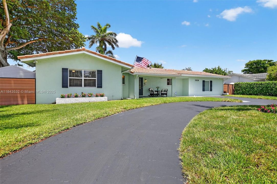 Activo con contrato: $865,000 (3 camas, 3 baños, 1840 Pies cuadrados)