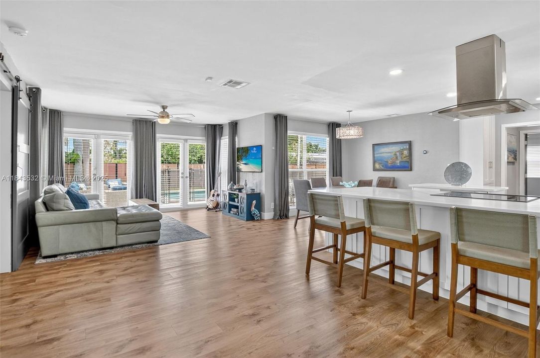 Activo con contrato: $865,000 (3 camas, 3 baños, 1840 Pies cuadrados)