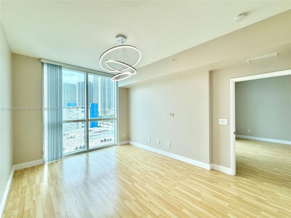 Recently Rented: $3,000 (1 beds, 1 baths, 974 Square Feet)