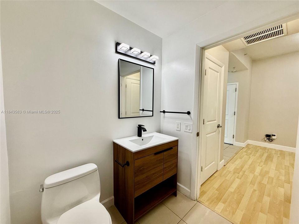 Recently Rented: $3,000 (1 beds, 1 baths, 974 Square Feet)